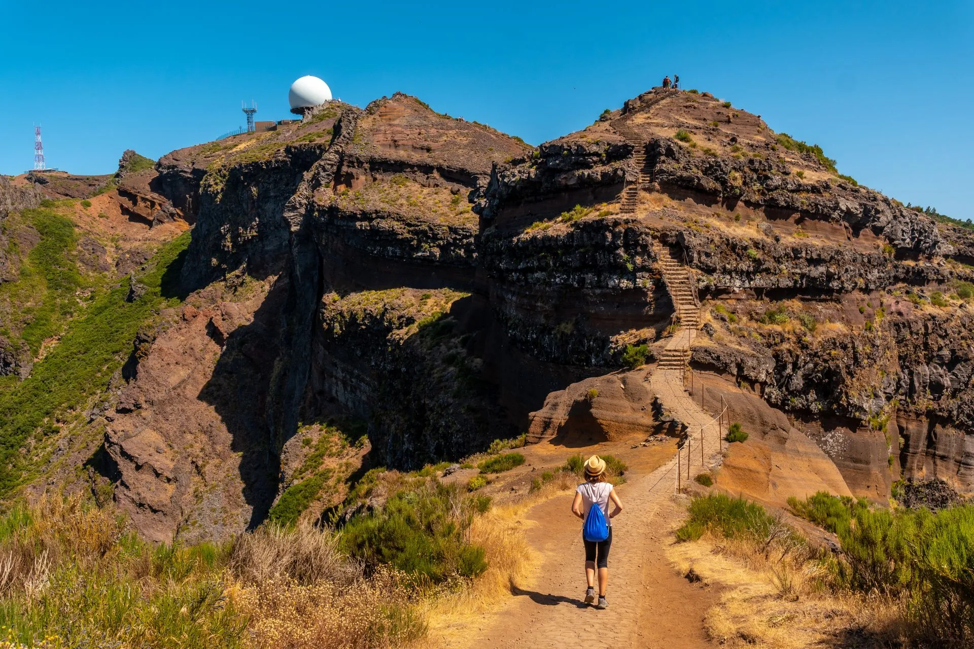 Fiatal nő túrázik a Pico do Areeiro-n