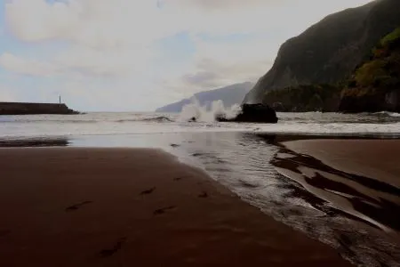 Seixal fekete homokos strandja
