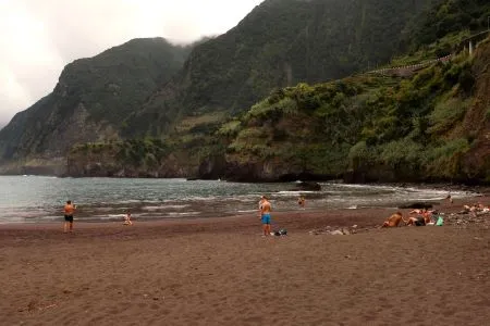 Seixal fekete homokos strandja