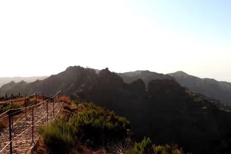 Pico Ruivo, háttérben a Pico do Areeiro