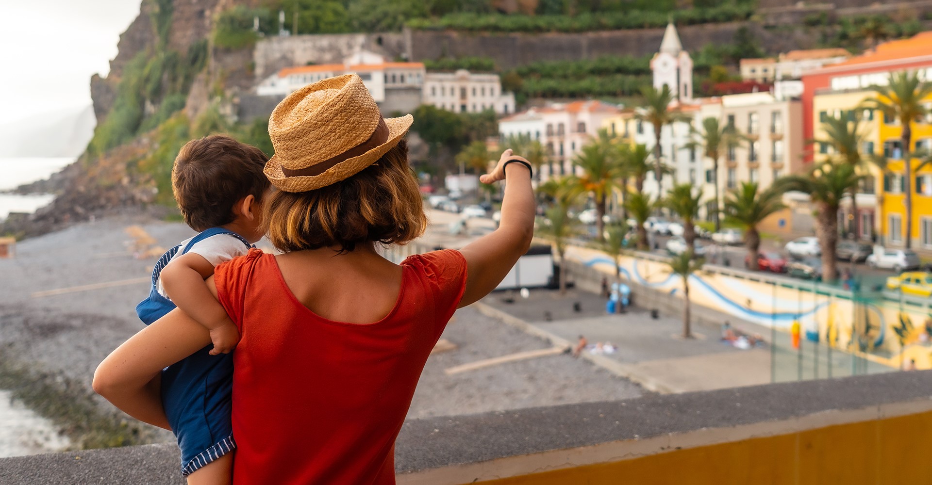 Anyuka a kisfiával Ponta do Solban